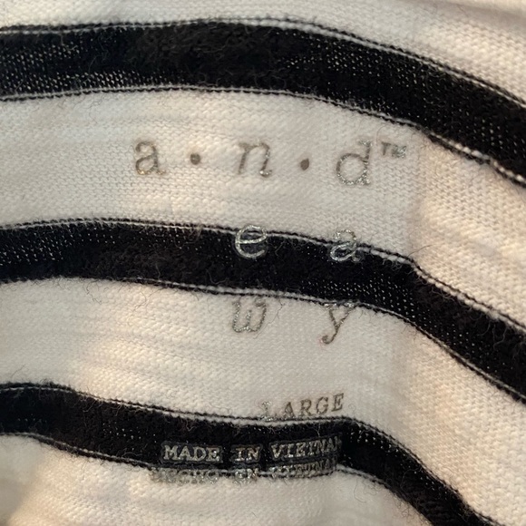 Black and White Striped Knotted Top - Picture 2 of 4